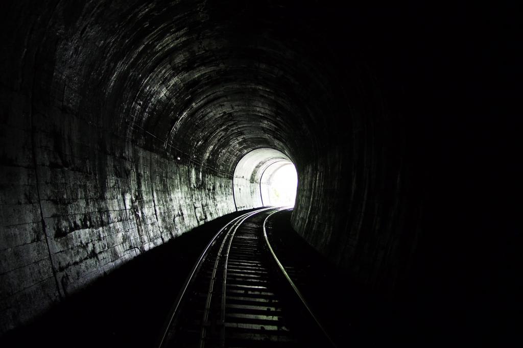 勇敢的小火车，穿越漆黑隧道