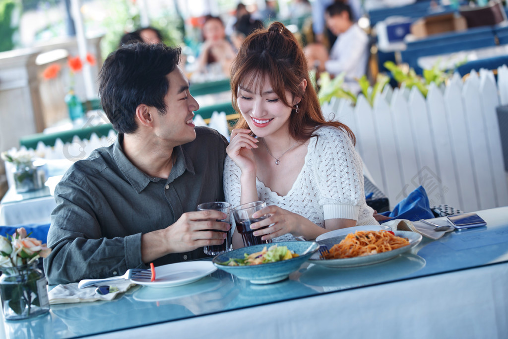 情侣餐厅偷手机游戏-浪漫餐厅，手机游戏，情侣惊喜