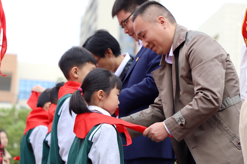 红领巾与王小明-学校标志，红领巾的魅力