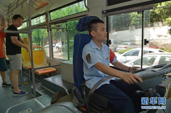 手机端玩的公交车模拟游戏-穿梭大街小巷的公交司机生活