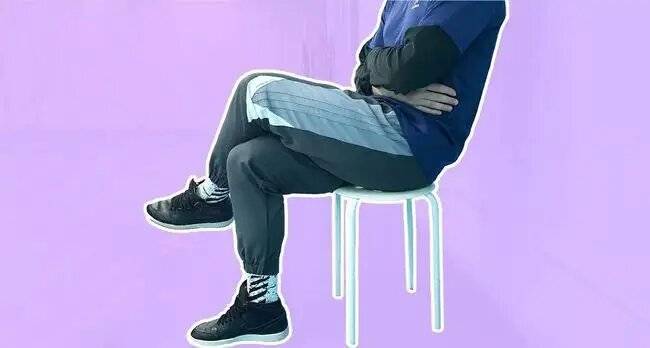 手机打游戏坐姿_玩手游坐姿_坐着打游戏的姿势