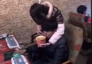喂饭打游戏,亲子时光的温馨互动