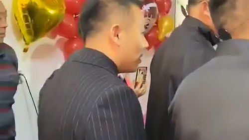 新郎吻伴郎游戏